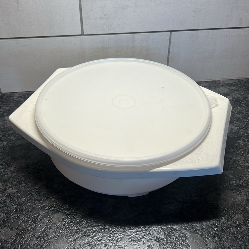 Vintage Tupperware Tortilla warmer.  In like new condition. Tight lid. I…